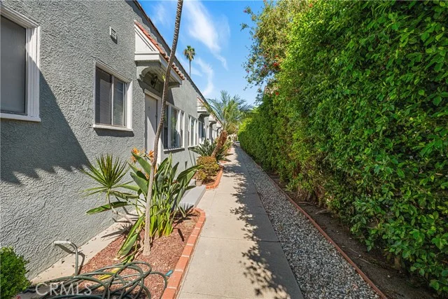 1306 E Hellman Street photo 4
