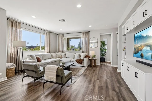 13219 Victory Boulevard photo 2