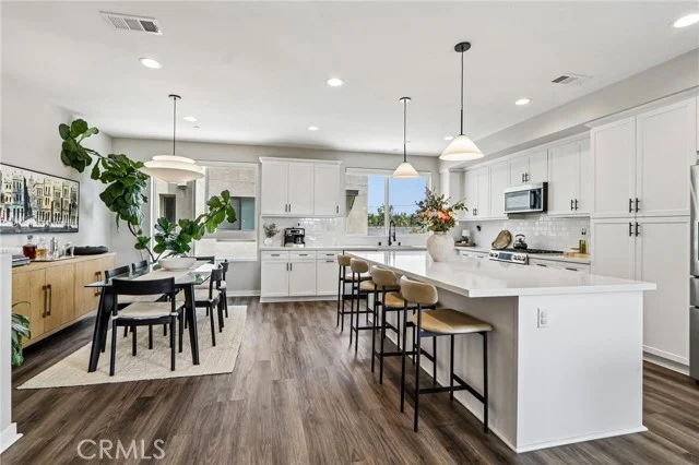 13219 Victory Boulevard photo 3