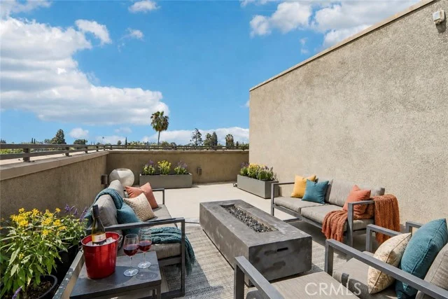 13219 Victory Boulevard photo 4