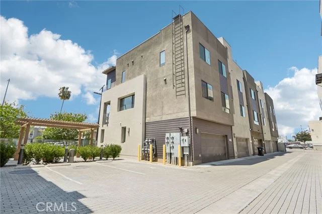 13219 Victory Boulevard photo 5