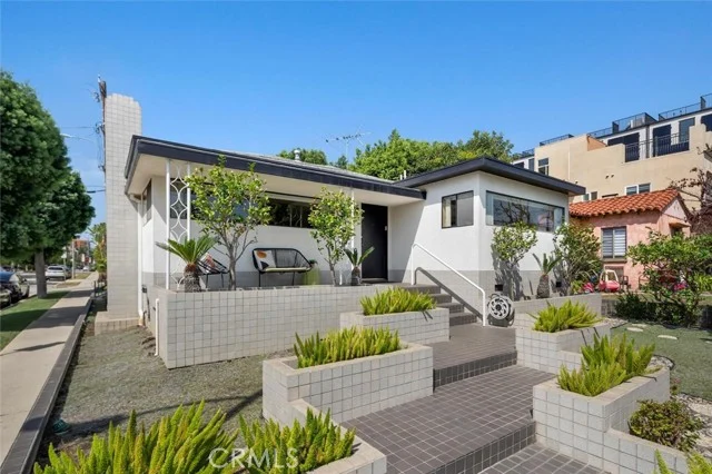 1427 S Doheny Drive photo 2