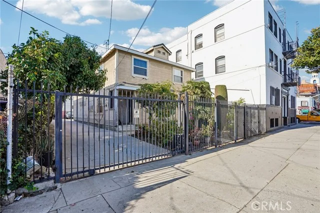 1503 W Adams photo 2