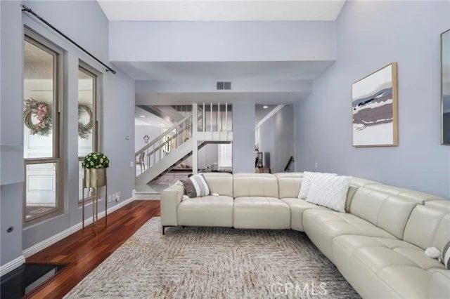 635 Edith Way photo 4