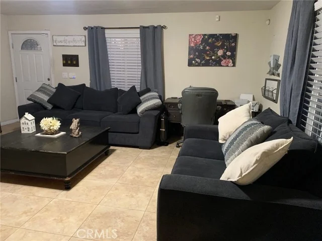 10316 S San Pedro Street photo 4