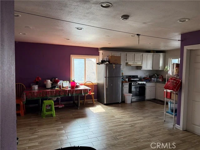 822 W 60th photo 2
