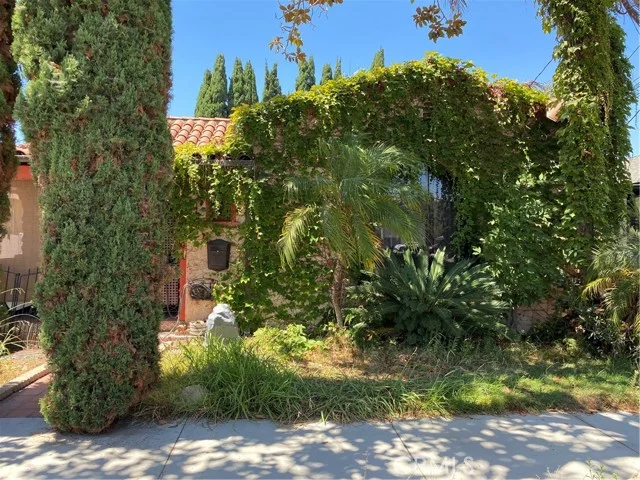 1371 Granada photo 4