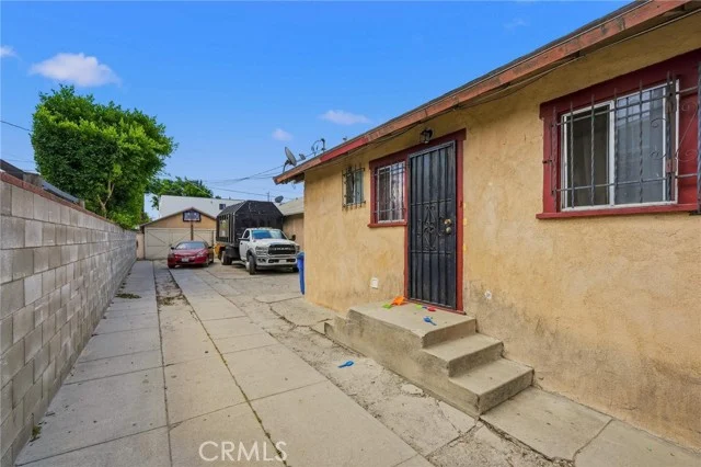 724 E 50th photo 4