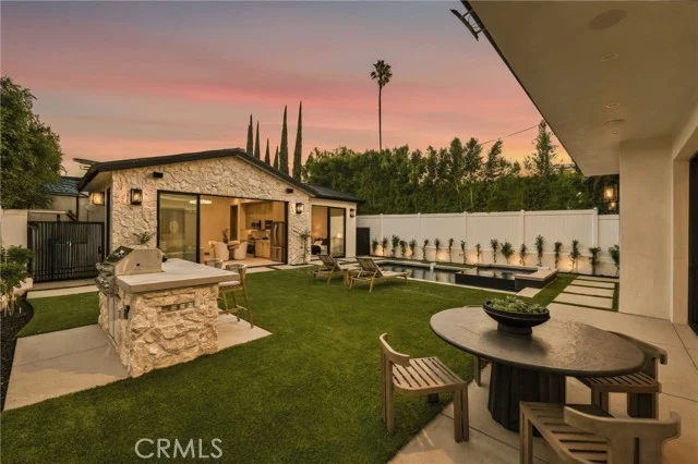 16658 Addison photo 3