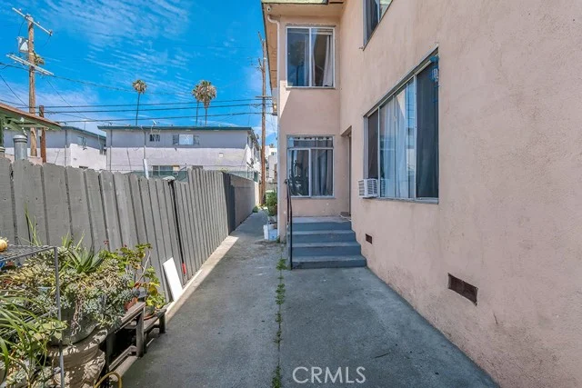 132 N Normandie photo 3