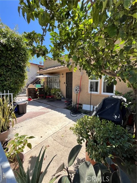 1634 W Parade photo 2