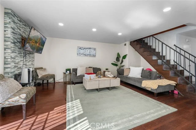 2526 E Van Buren photo 2