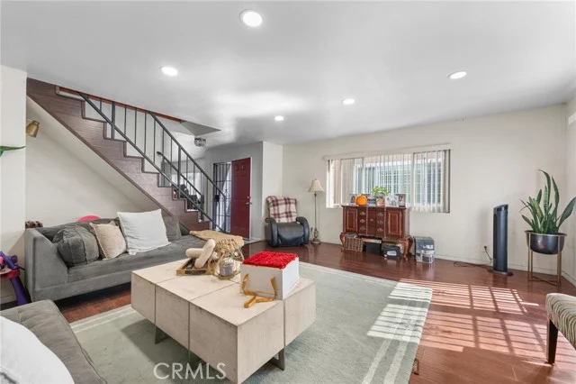 2526 E Van Buren photo 3