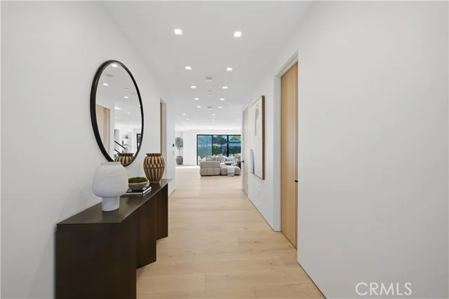 22518 Burbank photo 2