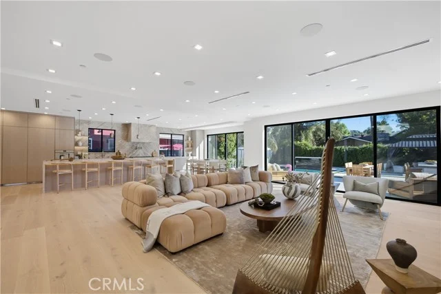 22518 Burbank photo 3