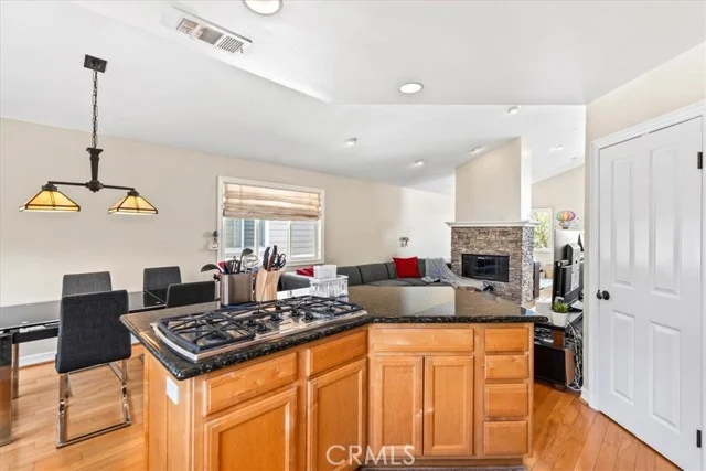 1410 Anaheim St photo 3