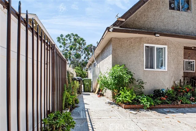 1208 E 34th Street Los Angeles CA photo 2