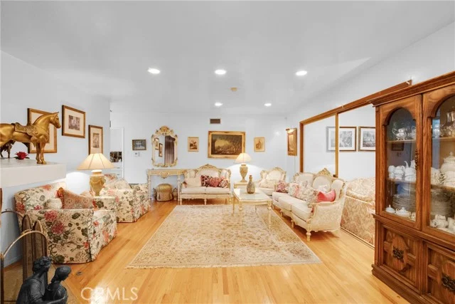 12445 Killion Street photo 4