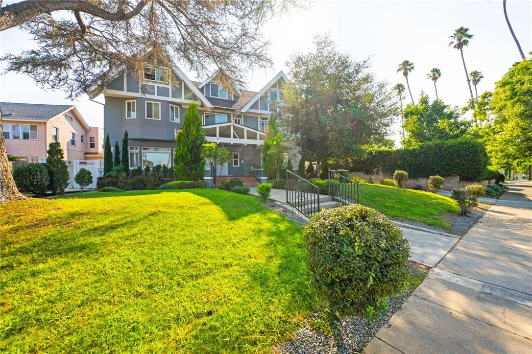 4440 Victoria Park photo 2