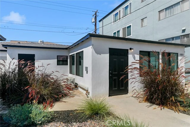 1317 E 1st photo 2
