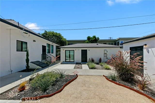 1317 E 1st photo 3