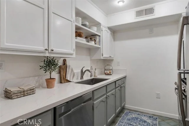 1434 S Point View Street #103 photo 2