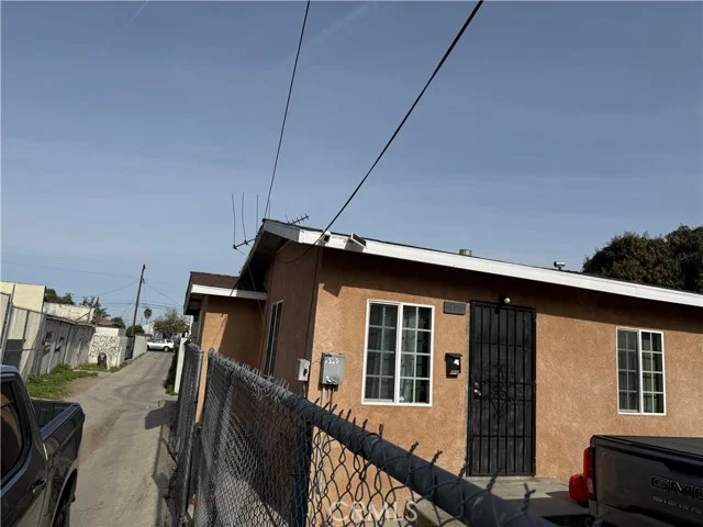 1515 E Young photo 3