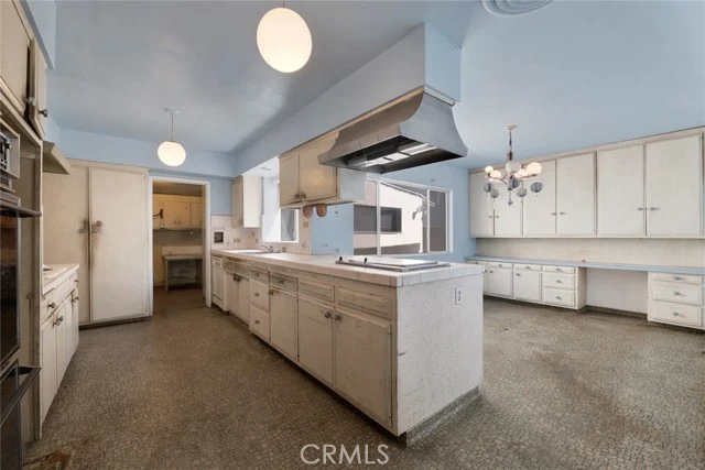 12932 Addison Street photo 3