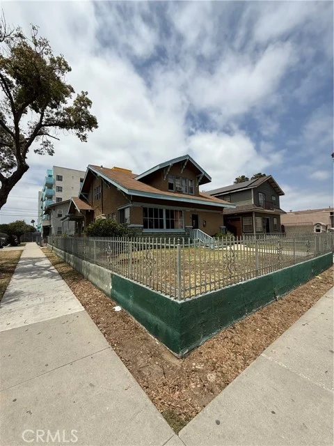 1403 Elm photo 3