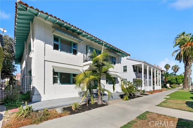 1325 E Ocean photo 2
