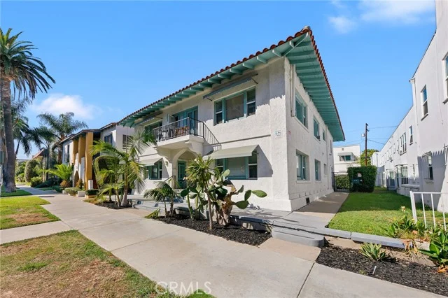 1325 E Ocean photo 3