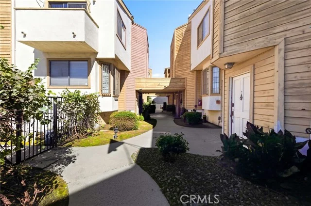 14715 Saticoy Street #14 photo 2