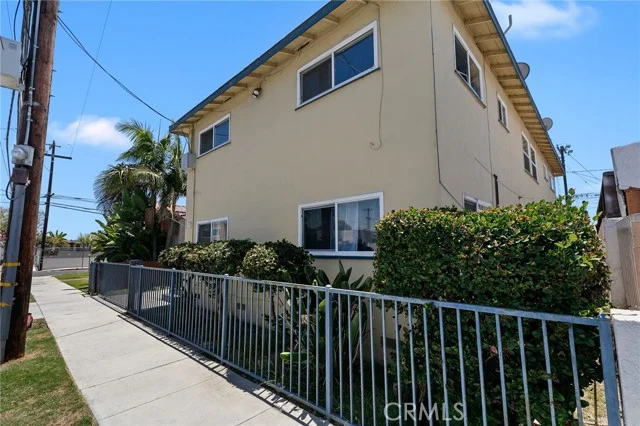 92 E Louise photo 2