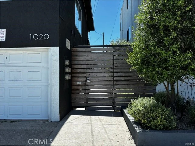 1020 E Broadway photo 2