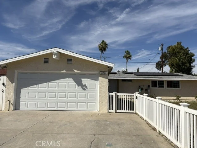3221 E Janice photo 1