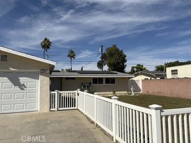 3221 E Janice photo 2