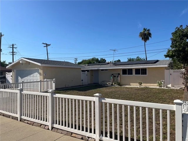 3221 E Janice photo 3