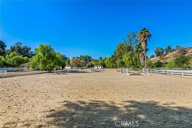 5547 PARADISE VALLEY Road photo 2