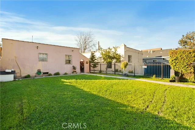 8449 S Main, Los Angeles