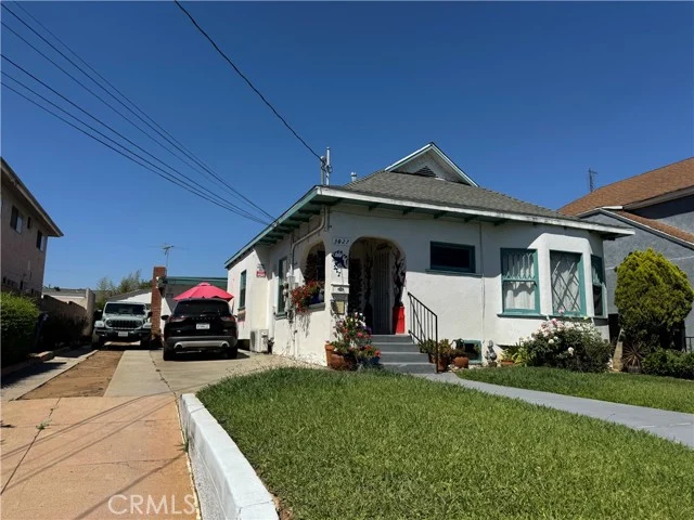 3027 E 6th photo 2