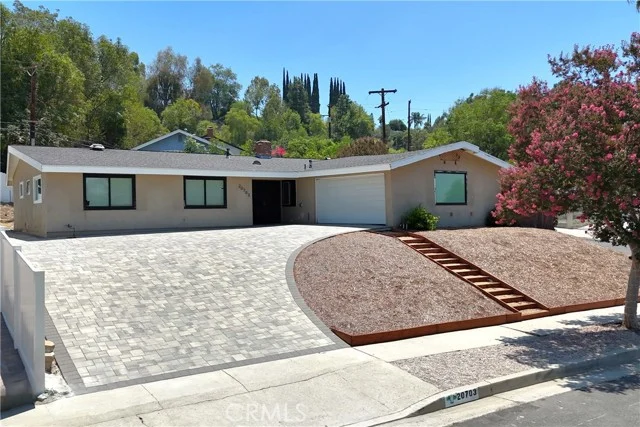 20703 Collins Street photo 1