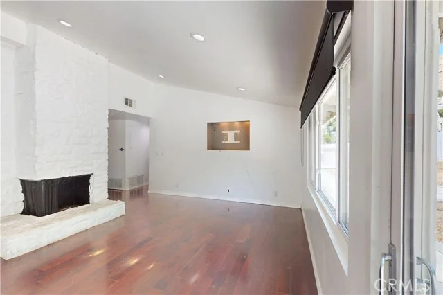 20703 Collins Street photo 3