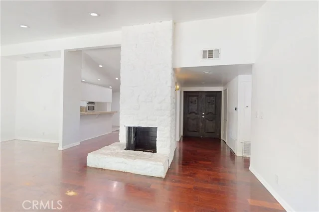 20703 Collins Street photo 4