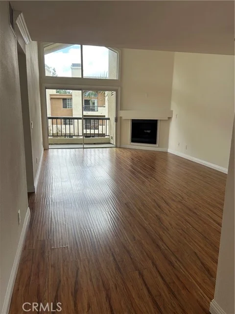 21520 Burbank #303 photo 2