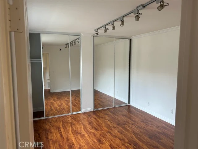 21520 Burbank #303 photo 3