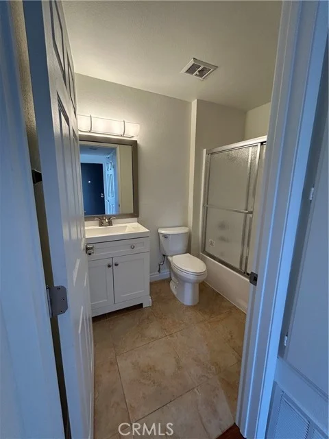 21520 Burbank #303 photo 4