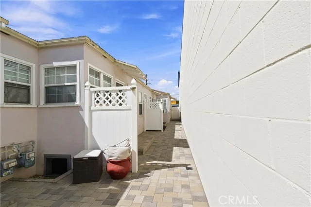 11418 Victory Boulevard photo 2