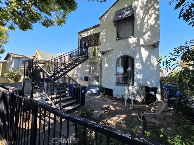 1423 E 52nd photo 2