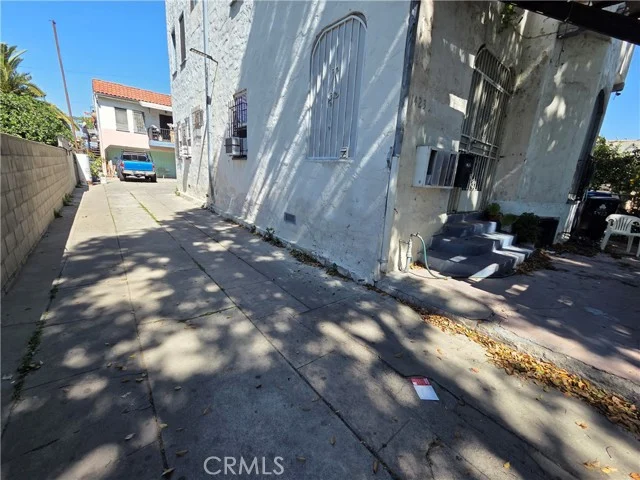 1423 E 52nd photo 3