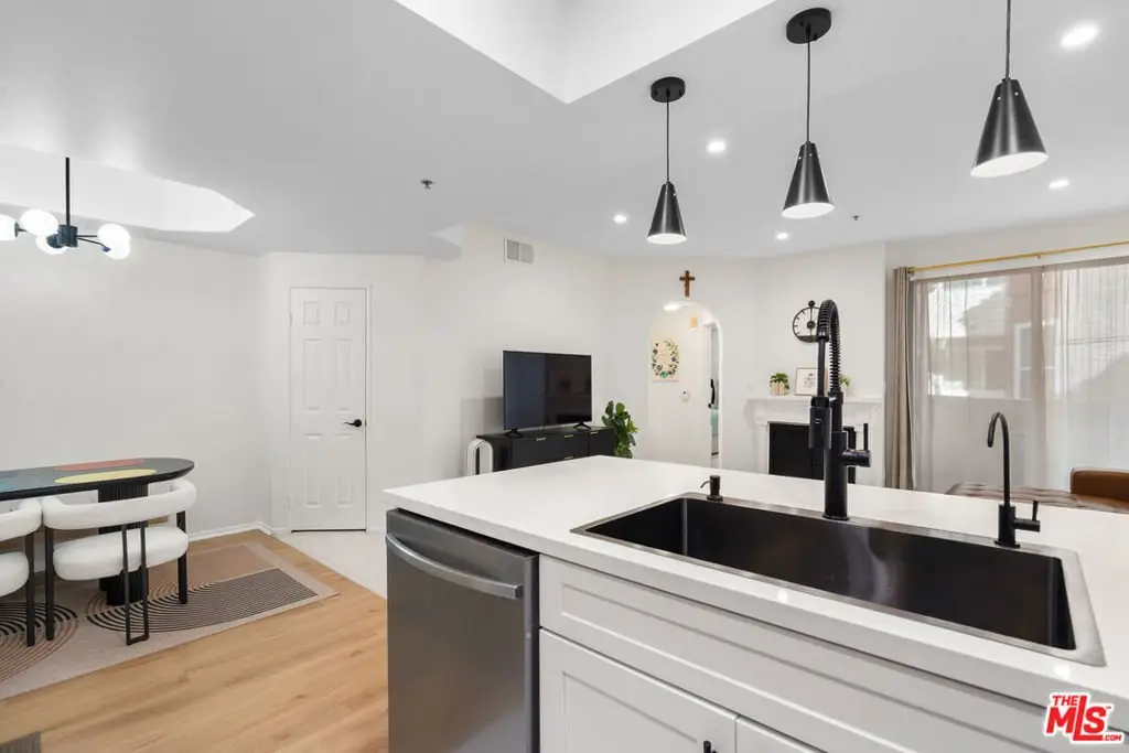 620 S Gramercy Place 239 Los Angeles CA 90005 25 620 S Gramercy Place 239 Los Angeles CA 90005